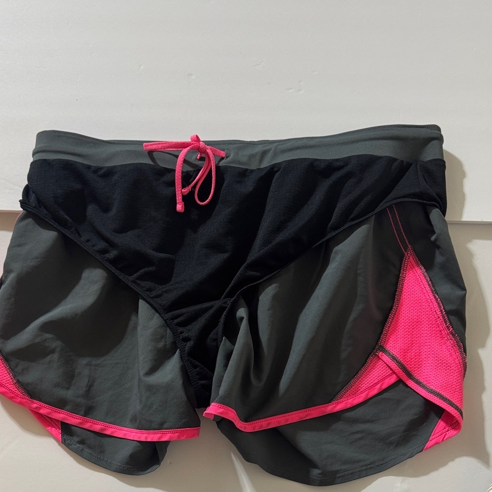 Under Armour Women's Athletic Shorts in Black and Pink - Picture 5 of 5